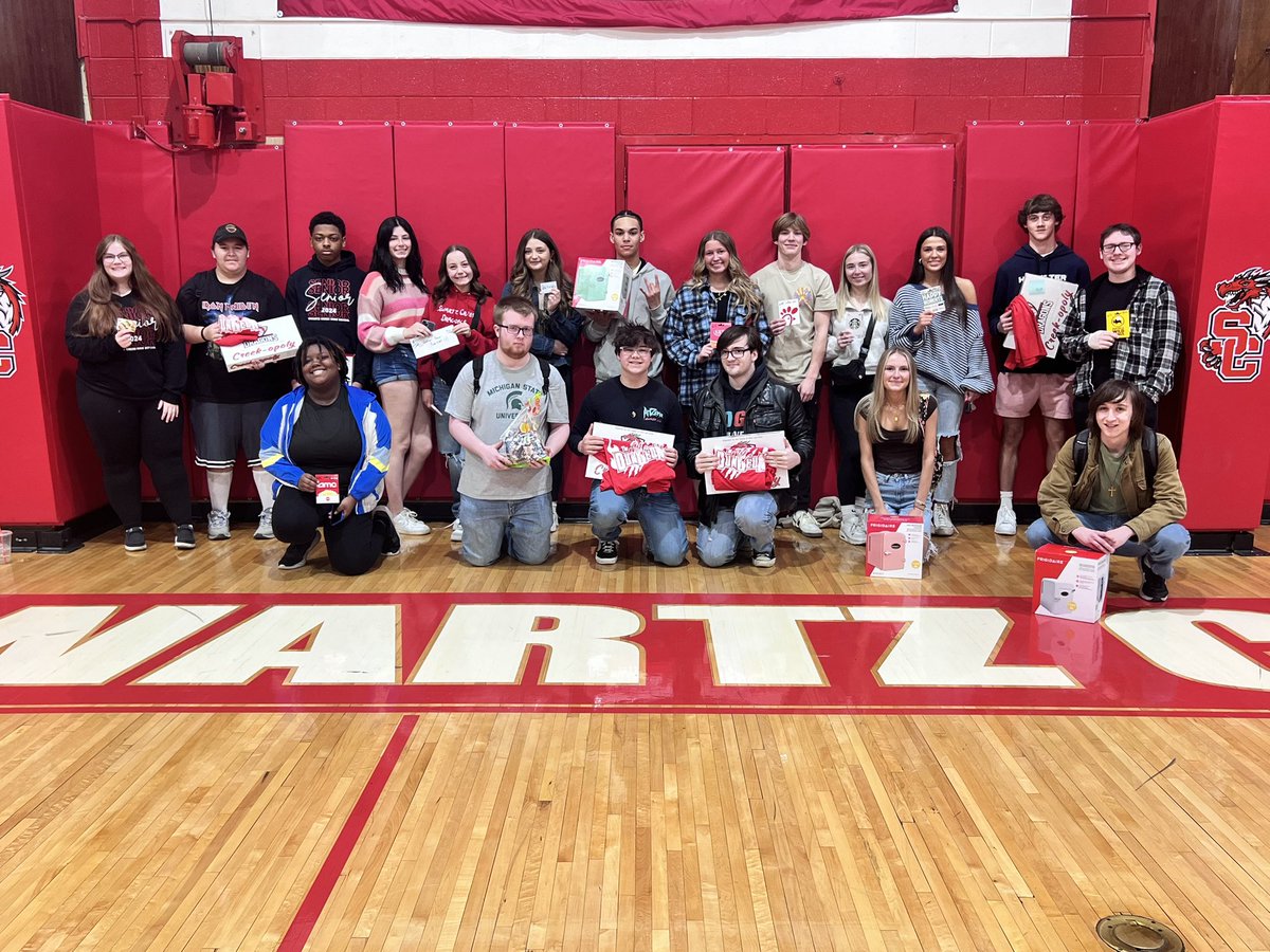 Seniors came in to take their Senior Photo. The end is getting close. 🥲 The HS PTO, athletics and the Class of 2025 and 2024 gave out prizes for a raffle such as gift cards, mini fridges, tshirts, board games and free prom tickets for those in attendance. @swartz_creek