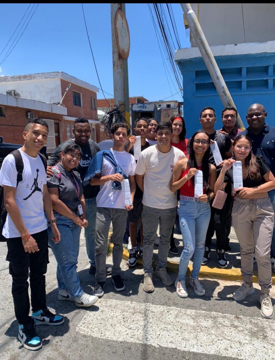 yerfenson1's tweet photo. Aquí andamos inscribiendo chamos en el CNE, en La Guaira.

Hace una hora que se fue la luz y aún no llega. Como ven, falta la mitad. 
Esta es la realidad que se vive en muchos lugares del país y la jornada finaliza el 16 de Abril, no es suficiente 

#Naiguata https://t.co/Llu1VJr7pR