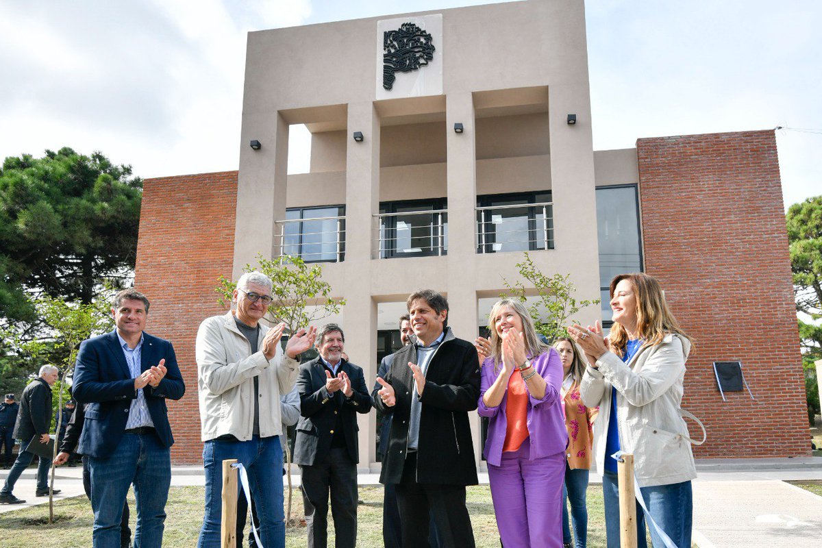 El gobernador @Kicillofok inauguró la Casa de la Provincia en #VillaGesell 🏛️

Un espacio donde funcionarán distintas dependencias provinciales para que los vecinos tengan al Estado cada vez más cerca y puedan resolver trámites de forma sencilla y ágil, sin tener que viajar.