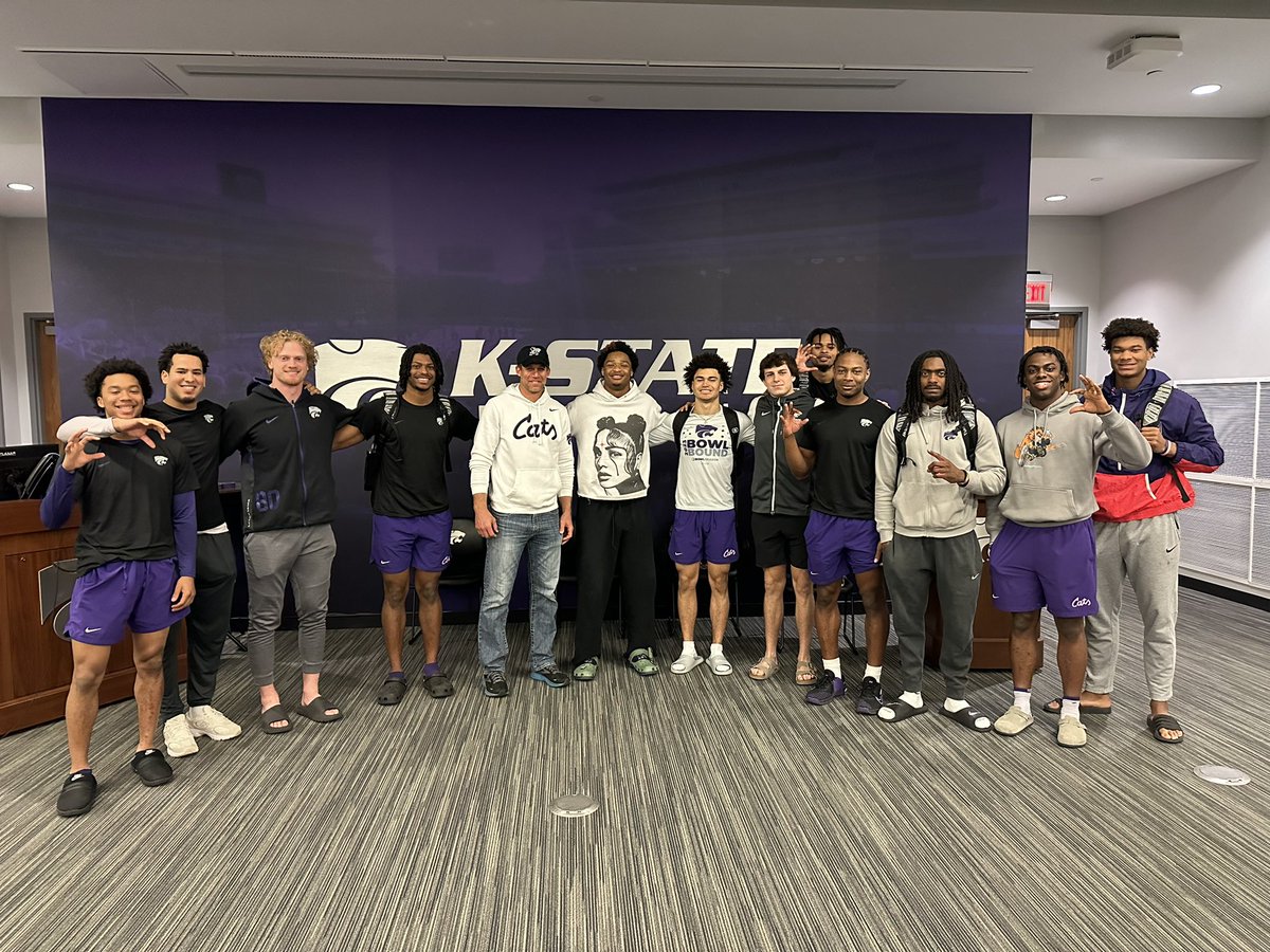 Shout out to the 🐐 @JordyRNelson for the WR talk! Educating these young men on process, routine, and details! Cats taking care of Cats! #ICE 🥶 #PoundTheStone ⚒️ #EMAW