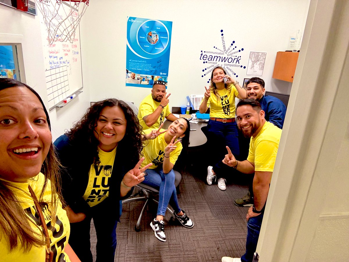 Office Selfies are my thing! Check out this room of amazing leaders 💙💙@teamDomin8FL #OneFLA 😎🌴#LifeAtATT #ItsAFloridaThing