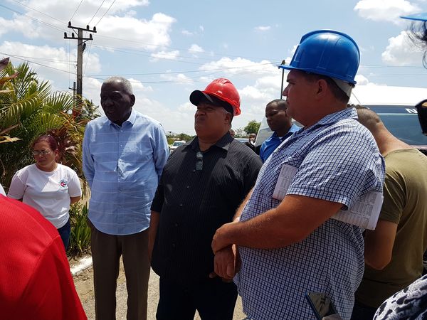 En el municipio de Sibanicú, el miembro del Buró Político del Partido Comunista de Cuba y presidente de @AsambleaCuba, Esteban Lazo🇨🇺 intercambió con directivos del sector azucarero de la provincia y trabajadores del ingenio Siboney