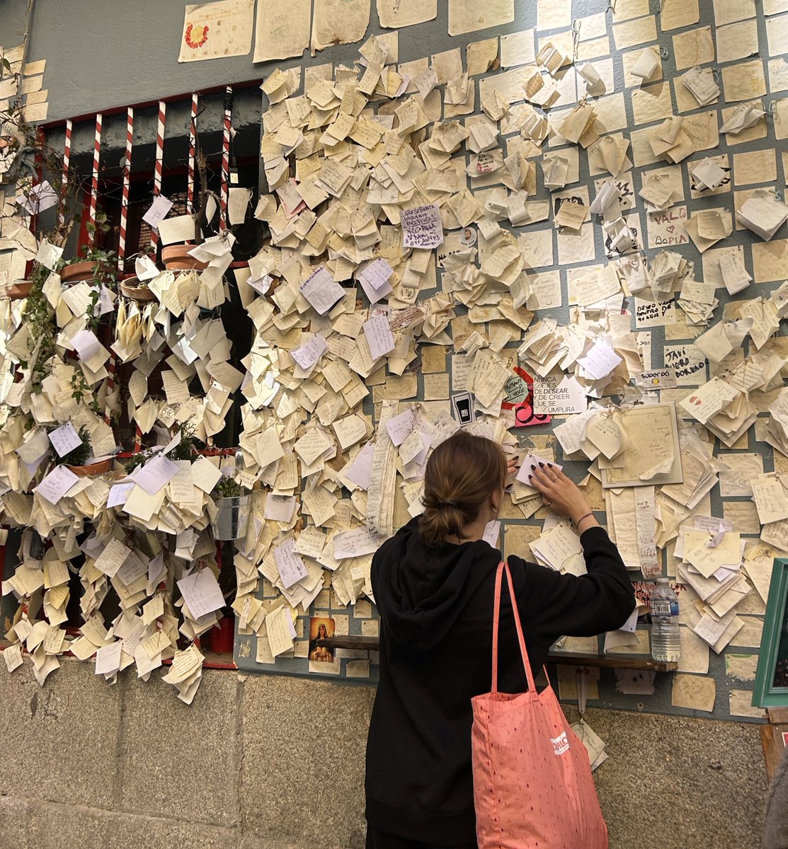 claullauri's tweet photo. Pared de deseos con notitas de muchas personas ✨✨ https://t.co/VMes9fQgbn