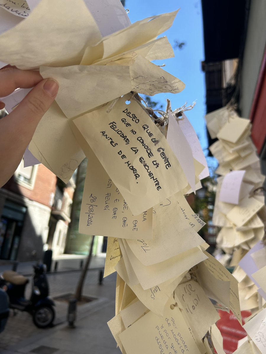 claullauri's tweet photo. Pared de deseos con notitas de muchas personas ✨✨ https://t.co/VMes9fQgbn