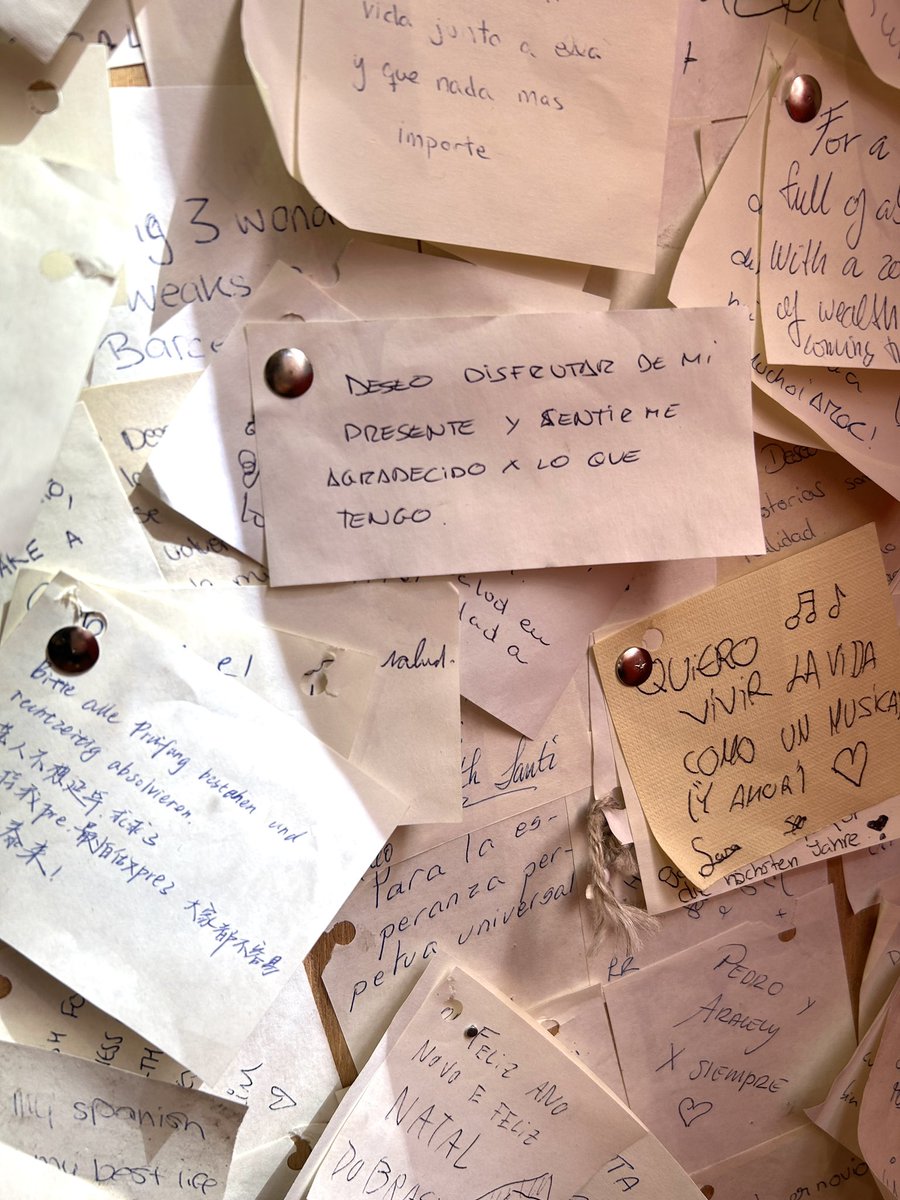 claullauri's tweet photo. Pared de deseos con notitas de muchas personas ✨✨ https://t.co/VMes9fQgbn