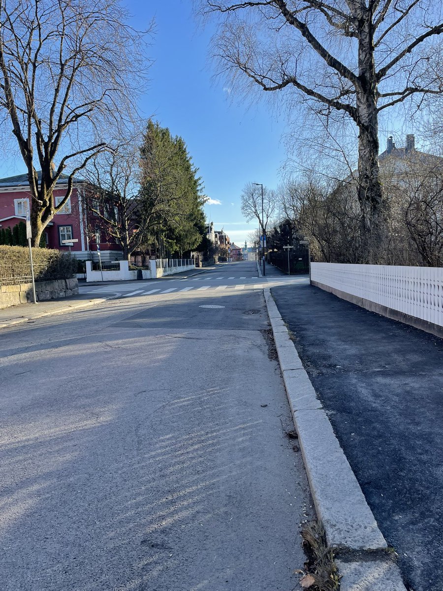 Er imponert over Oslo kommune! I min gate er det sånn at knapt er sneen borte, så kommer det mange store maskiner som blåser, spyler, skrubber, børster og støvsuger. Rent og pent.