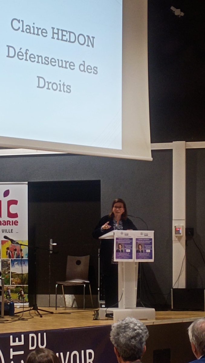 Accès aux #droits : 'Ce qu'on observe, c'est une dégradation de la qualité de la relation avec les usagers, et je dis ça sans incriminer les agents, mais plutôt les moyens'. @clairehedon, Défenseure des droits devant les 200 personnes rassemblées à La Ricamarie (42) ce soir