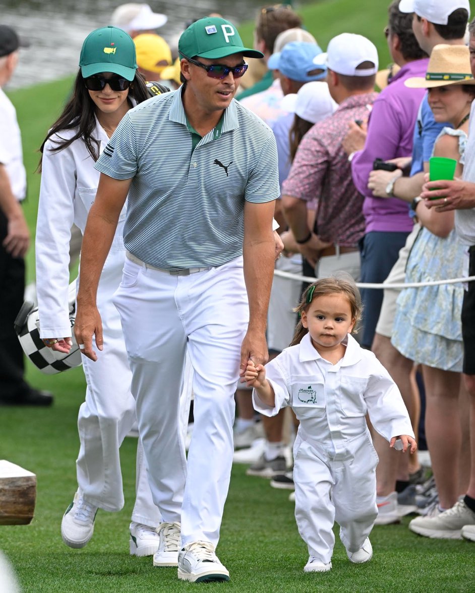 GRickie23's tweet photo. 🚨🧡🌺 The whole crew at Augusta💚
#TheMasters | #TeamFowler https://t.co/CCuXvhTkDK