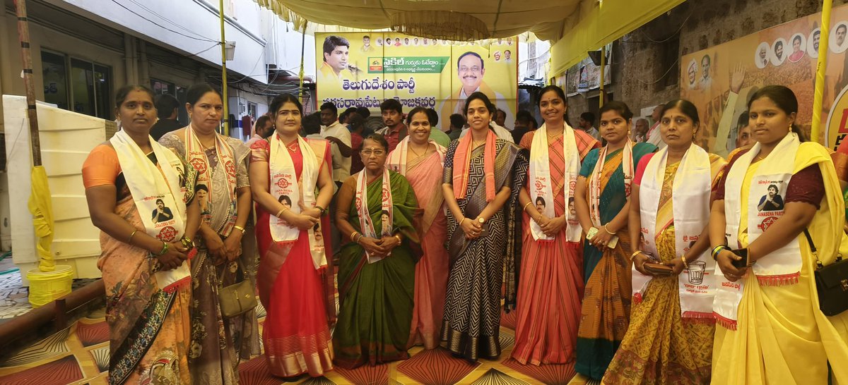 NRTJanasena's tweet photo. నరసరావుపేట ఉమ్మడి అసెంబ్లీ అభ్యర్థి @Dr_Chadalavada గారి కుమార్తె డాక్టర్ చదలవాడ అమూల్య గారితో కలిసి ఈరోజు 11వ వార్డులో జరిగిన ఎన్నికలో ప్రచారంలో  పాల్గొన్న  @JanaSenaParty
వీర మహిళలు.

@PawanKalyan @JSPShatagniTeam 

#JanaSenaNarasaraopet #JSPTDPBJPWinnig #JSPTDP https://t.co/VT3Xi6luWo