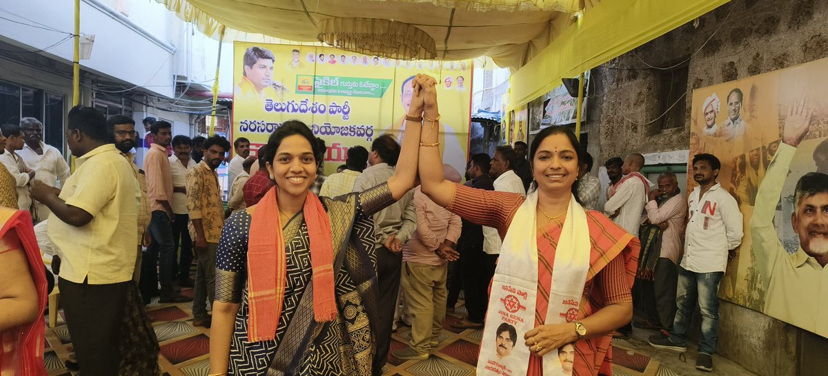 NRTJanasena's tweet photo. నరసరావుపేట ఉమ్మడి అసెంబ్లీ అభ్యర్థి @Dr_Chadalavada గారి కుమార్తె డాక్టర్ చదలవాడ అమూల్య గారితో కలిసి ఈరోజు 11వ వార్డులో జరిగిన ఎన్నికలో ప్రచారంలో  పాల్గొన్న  @JanaSenaParty
వీర మహిళలు.

@PawanKalyan @JSPShatagniTeam 

#JanaSenaNarasaraopet #JSPTDPBJPWinnig #JSPTDP https://t.co/VT3Xi6luWo