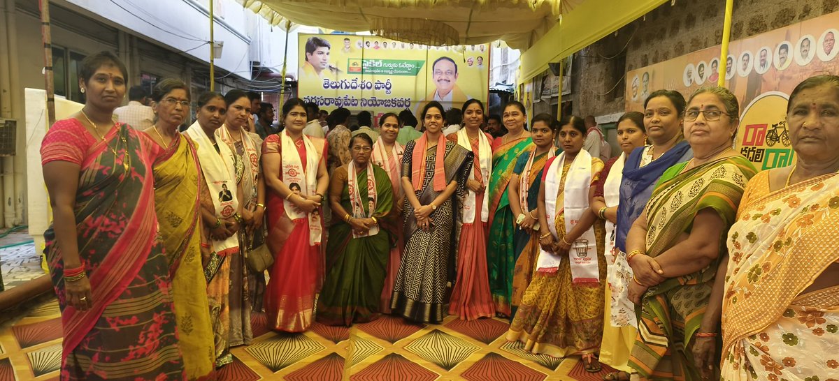 NRTJanasena's tweet photo. నరసరావుపేట ఉమ్మడి అసెంబ్లీ అభ్యర్థి @Dr_Chadalavada గారి కుమార్తె డాక్టర్ చదలవాడ అమూల్య గారితో కలిసి ఈరోజు 11వ వార్డులో జరిగిన ఎన్నికలో ప్రచారంలో  పాల్గొన్న  @JanaSenaParty
వీర మహిళలు.

@PawanKalyan @JSPShatagniTeam 

#JanaSenaNarasaraopet #JSPTDPBJPWinnig #JSPTDP https://t.co/VT3Xi6luWo
