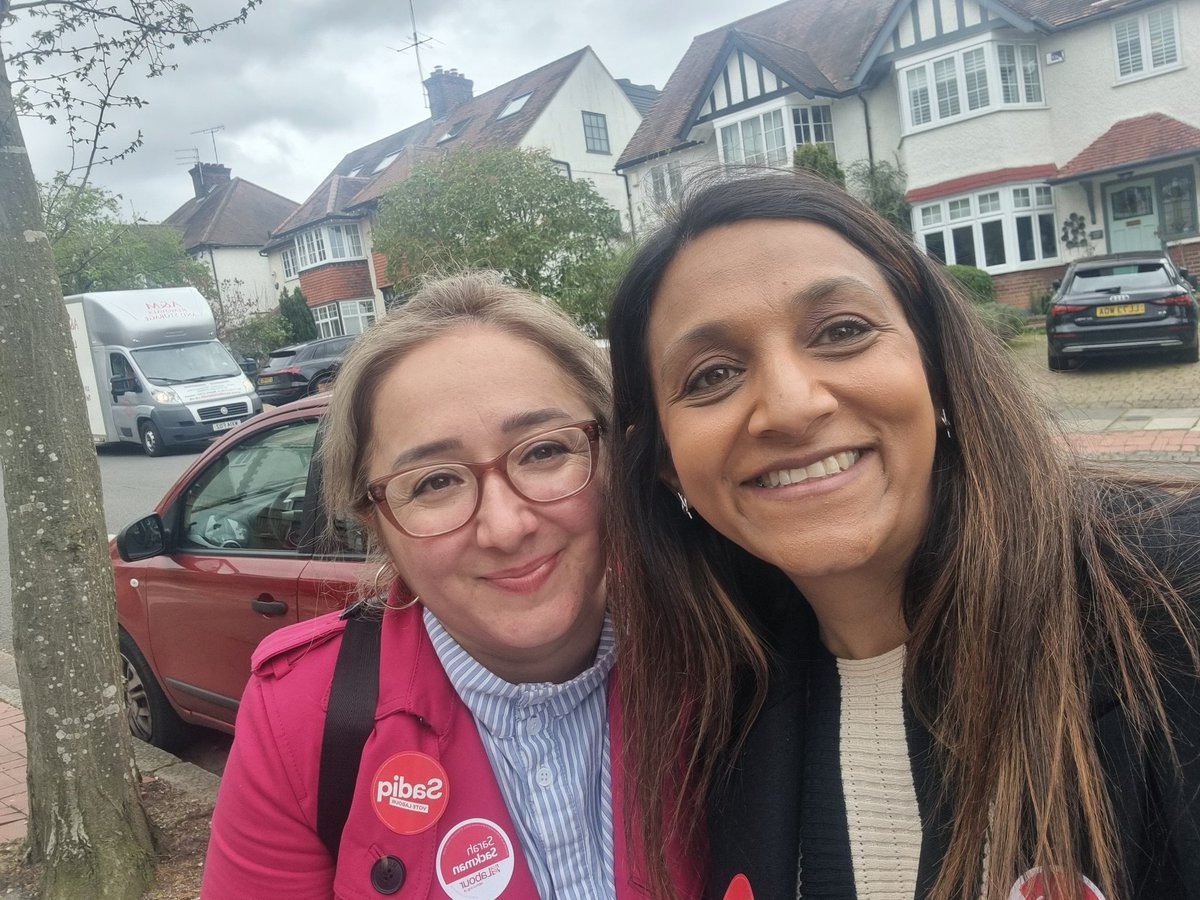 Lovely to be out this afternoon in Finchley & Golders Green on the #labourdoorstep for @anne_clarke @SadiqKhan @sarahsackman with London Labour leaders! Always brilliant to catch up with the wonderful @FeryalClark !!🌹🌹