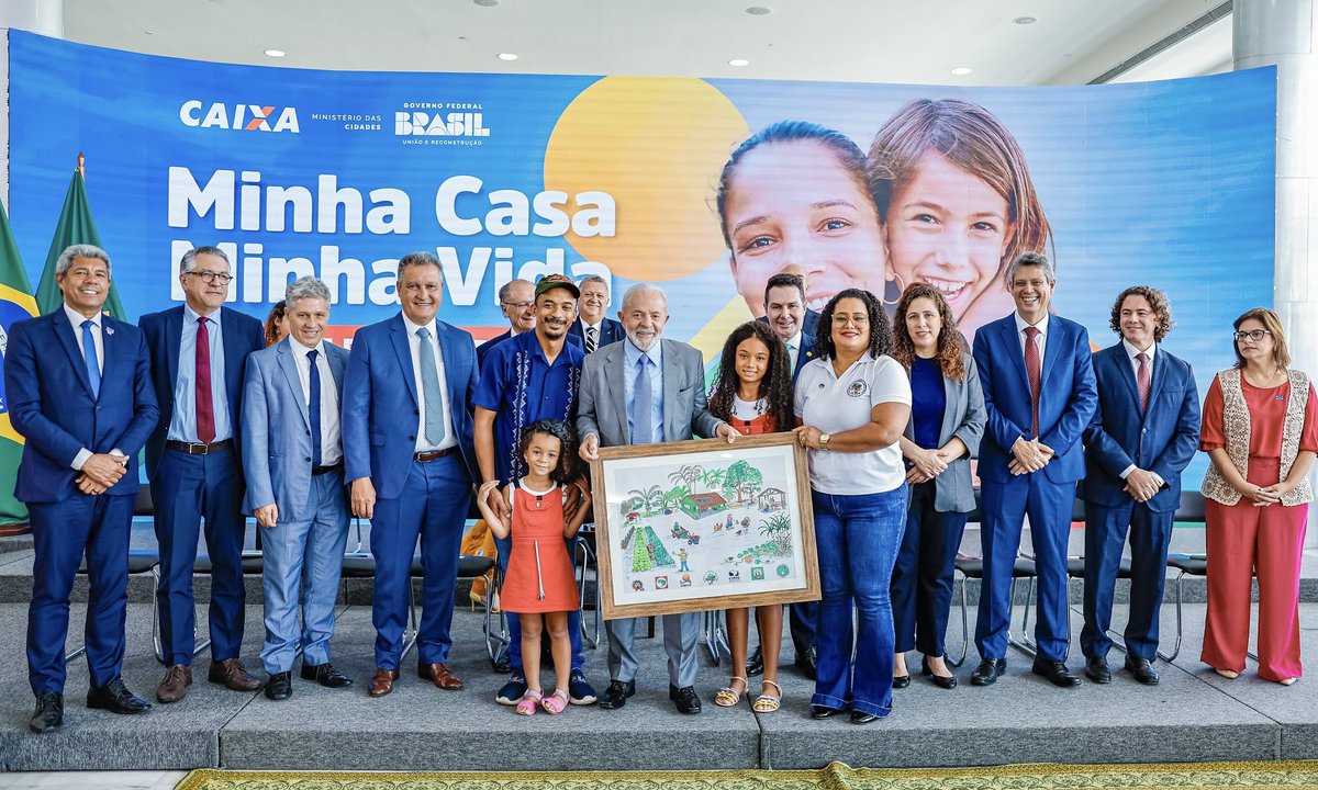 Participamos hoje do anúncio de mais de 112 mil moradias selecionadas pelo Minha Casa, Minha Vida, nas modalidades Rural e Entidades, para todo o Brasil, beneficiando mulheres chefes de família, comunidades quilombolas, povos indígenas e famílias que vivem em áreas de risco. 🏡
