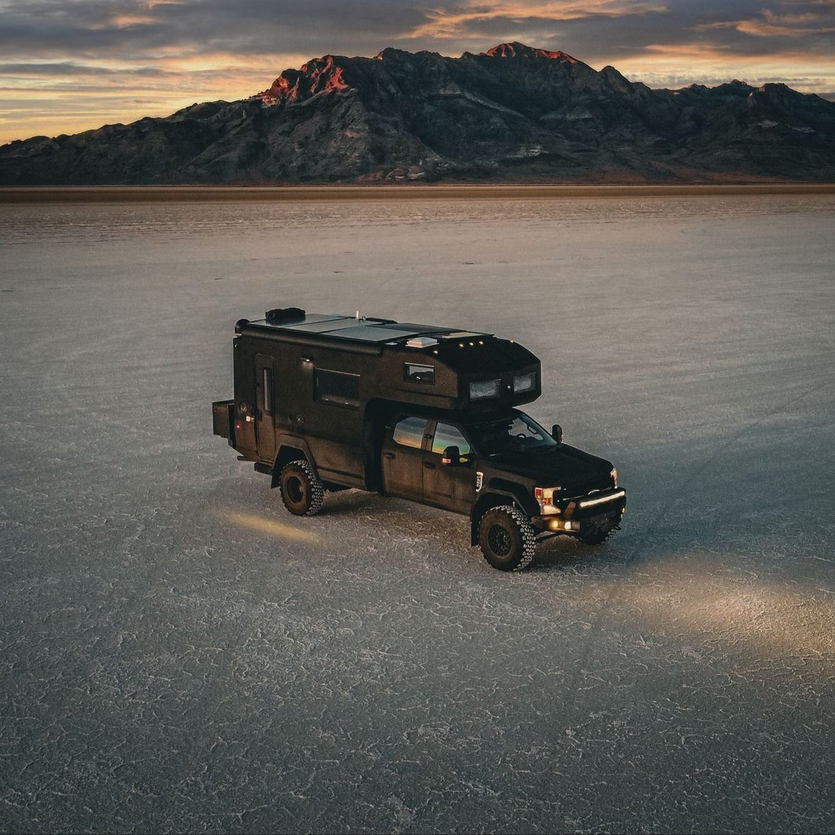 Embracing the golden hour 🌅 · · · #earthroamer #offroad4x4 #expeditionvehicle #campinglife #overlanding #4x4life #4x4trucks #vanlife #vanlifeadventures