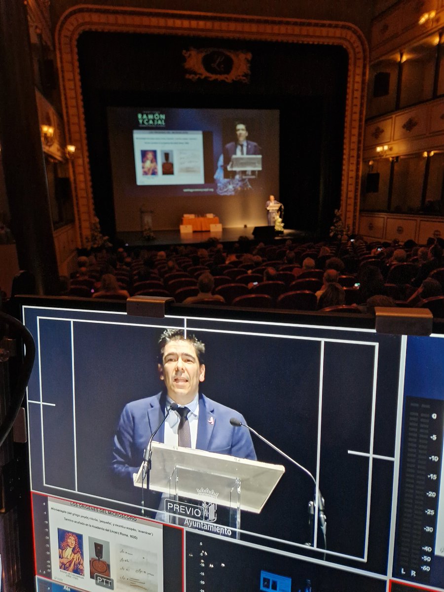 ¿Qué habría sido de Cajal sin su microscopio?🔬Nos lo cuenta Javier Bravo @BravoCorderoLab del @IcahnMountSinai. Una charla preciosa, Javier 😊 @EAriasLab @usal @upsa @aytoSalamanca @FundacionAreces #SalamancaxCajal