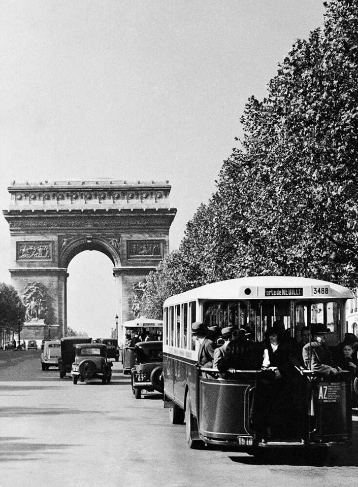 Circulation, avenue des Champs-Élysées près de l'Arc de Triomphe. 1938. Paris France