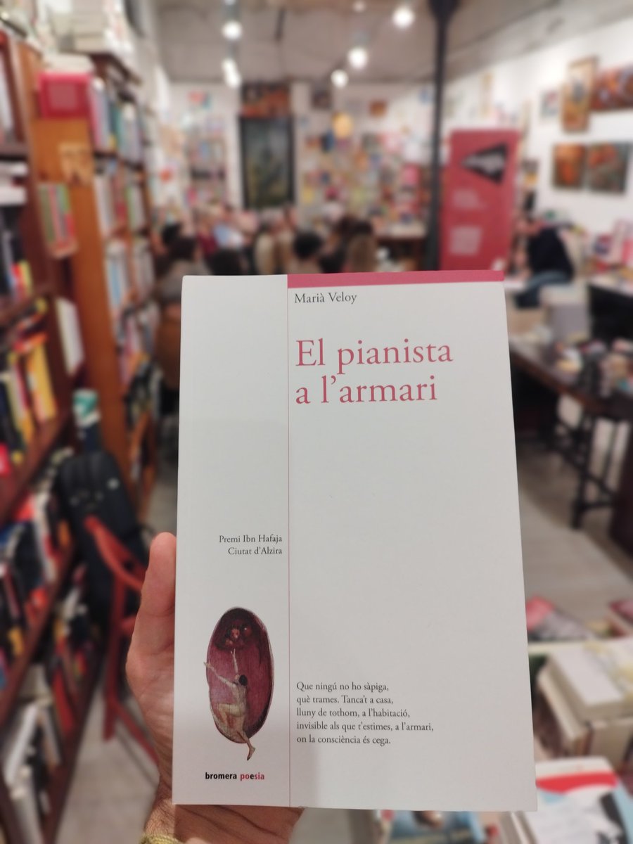 En Marià Veloy ens llegeix alguns poemes d'El pianista a l'armari', obra guanyadora del Premi Ibn Hafaja Ciutat d'Alzira.