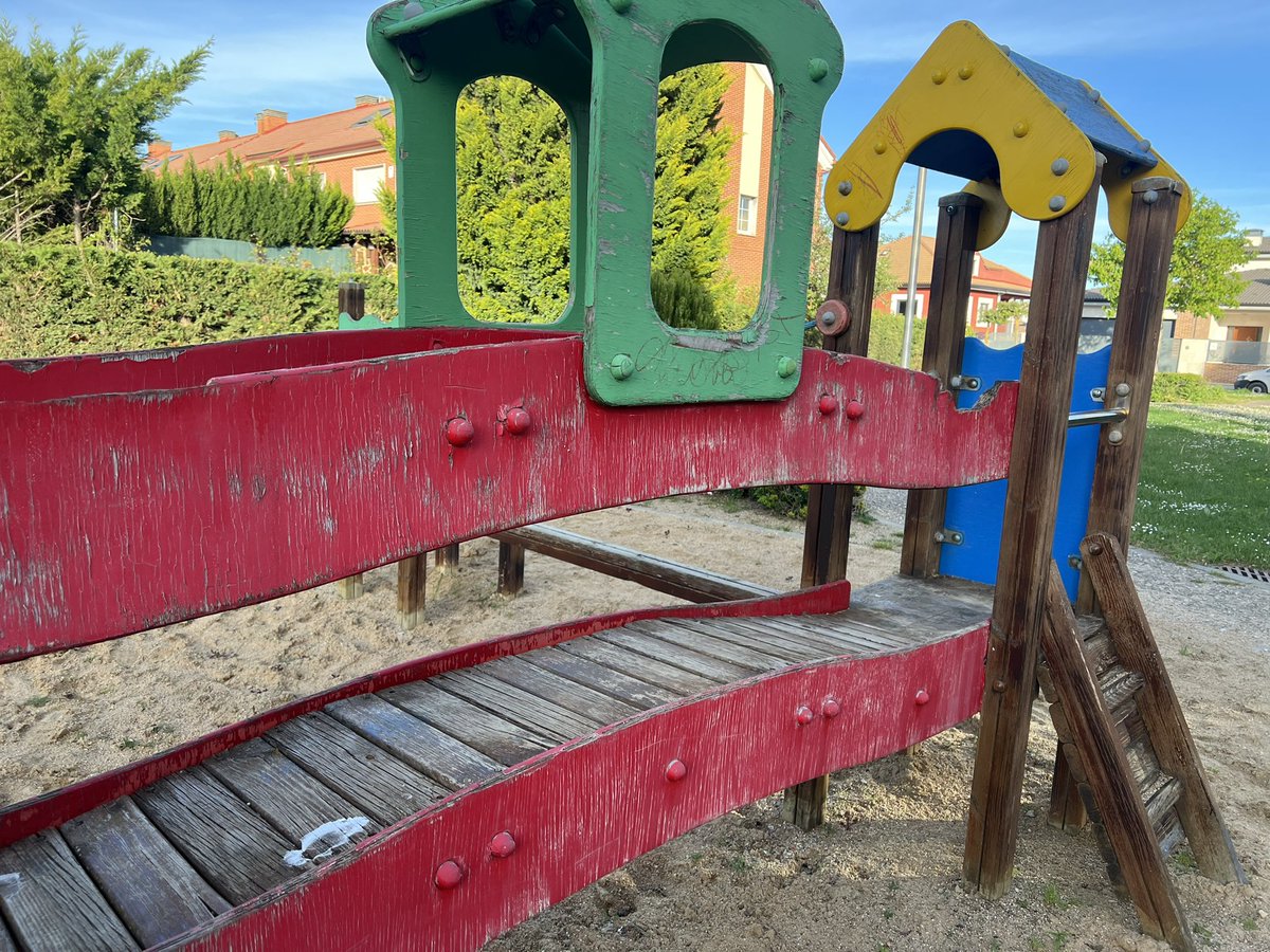 davescri's tweet photo. @ipaearroyo ¿Cuando llega el plan a Sotoverde? Porque el estado de los parques infantiles es lamentable @ipaearroyo https://t.co/Wkqpr6fDhP