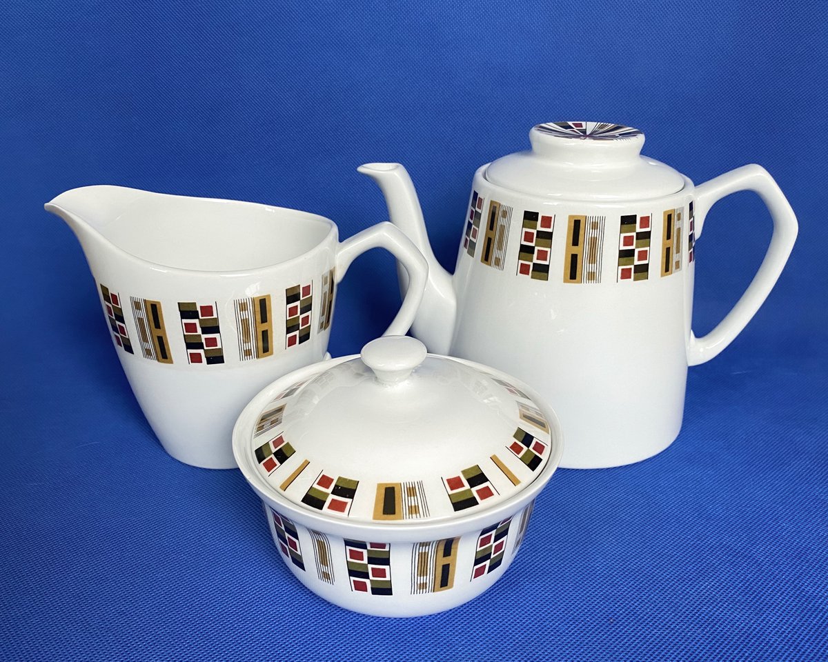 I've acquired a collection of Alfred Meakin 'Random' pattern tableware.  Very mid century retro, and in great condition.  I'm selling separately, but happy to offer a discount on more than one item. Find them all at priddeythings.etsy.com
#vintageshowandsell #retro #vintage