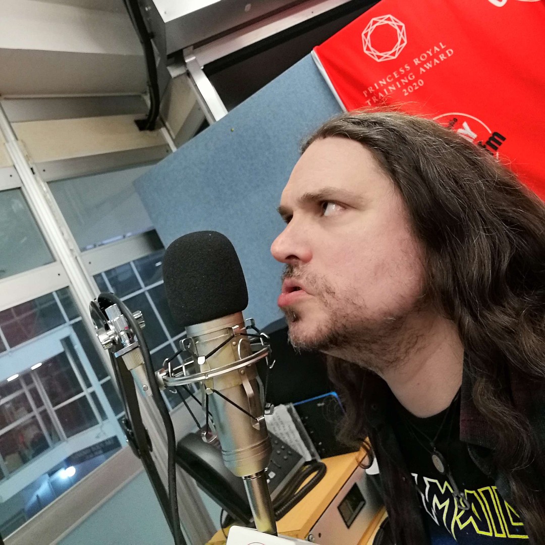 #GatewayToRock tonight at 7pm with @ariGTrock! A rock show with a theme of eclipse tonight so lets how at the moon and rock out with the best rock and metal on your radio boxes! #RockRadio #Basildon #Essex