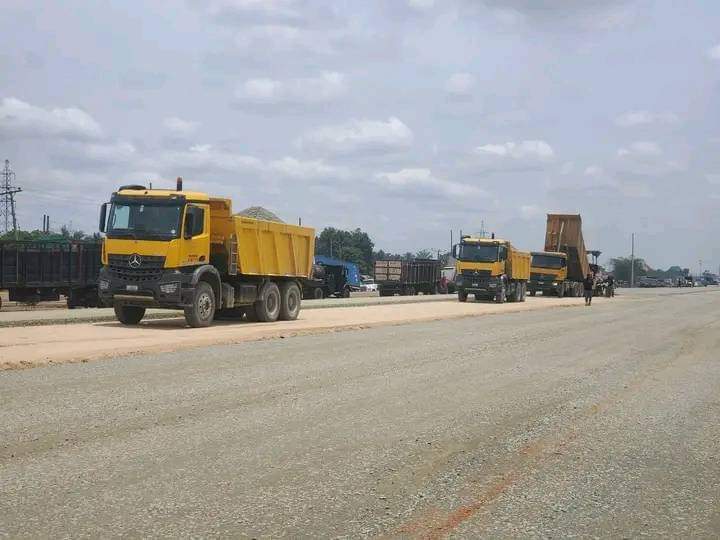 SaniAminuMuham4's tweet image. The ongoing reconstruction of d 8 lane  Aba to portharcourt expressway by President Bola Ahmed Tinubu no b any governor dey do am ooo abeg.

Abeg make we president Tinubu likes , na watin we suppose dey celebrate b this no b 500k borehole.