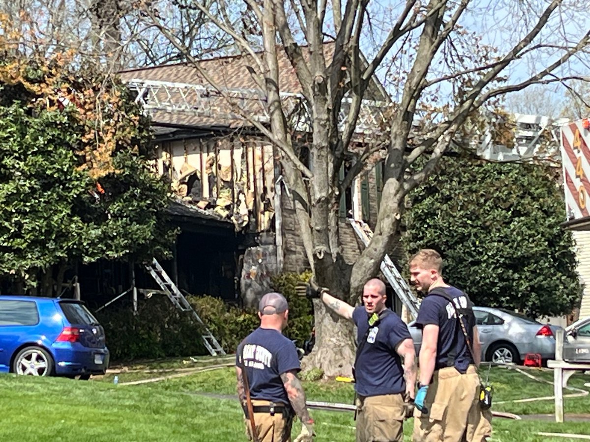 .@ffxfirerescue investigating a morning house fire that injured 5 people, two seriously, in Clifton, Virginia. Authorities aren’t saying who was injured. Friends of the family tell @DCNewsNow that grandparents, a husband and wife and four young boys lived in the home.