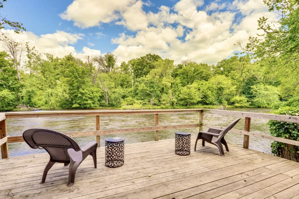 We could sit here all day… and so could you! 😎 Cone experience the River House this summer. Tap here. ➡️ evolve.com/vacation-renta…

#vacationrental #vrbo #riverhouse #tennessee #elizabethton #supportlocal #smokymountains #river #flyfishing #wataugariver #vacation