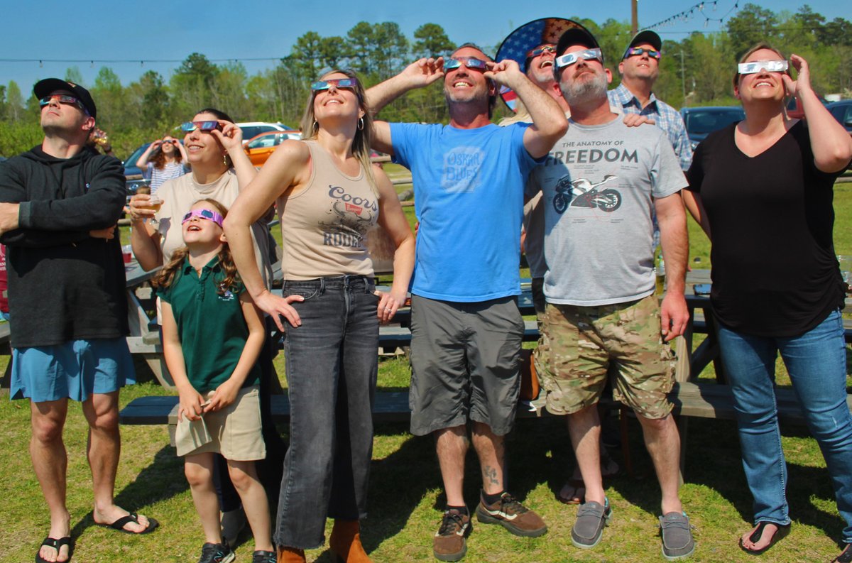 JosephHill3794's tweet photo. Dave and Ann Marie Thornton, owners of James Creek Cider House in Cameron with customers watching the #SolarEclipse on Monday afternoon. 

Photos By: Joseph Hill😎📸

#SolarEclipse2024☀️🌓🌑
#SolarEclipseWatchParty 
#JamesCreekCiderHouse 
#CameronNC https://t.co/JreuoeMTmR