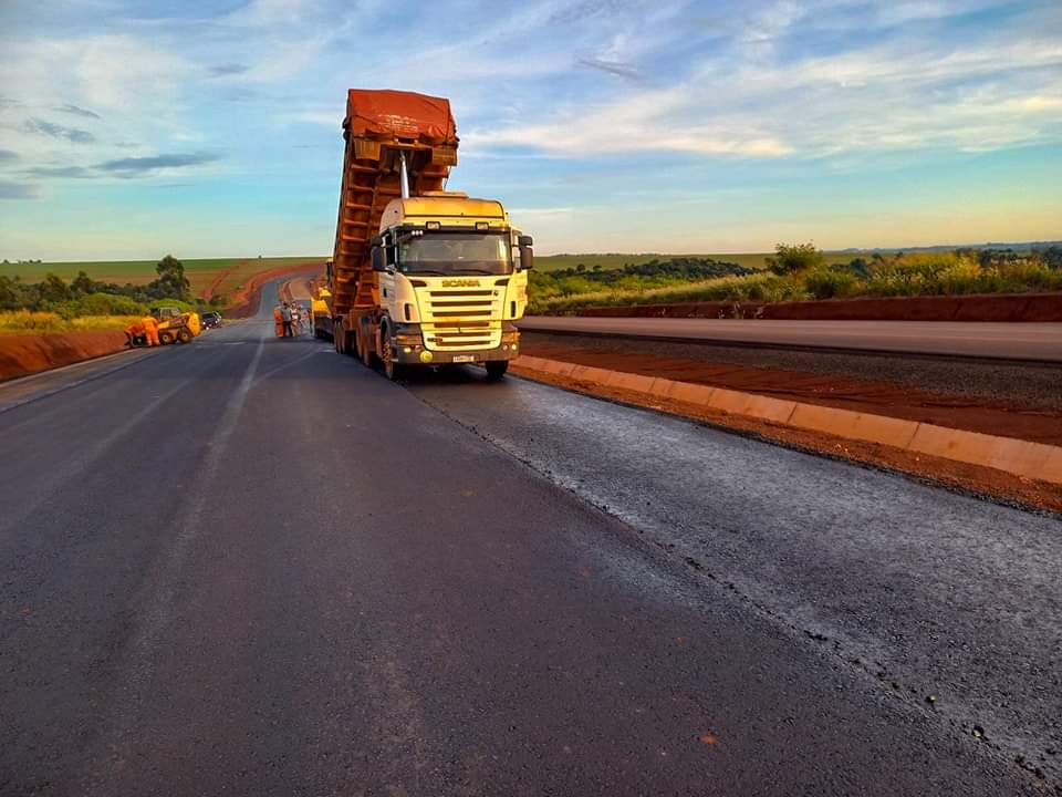 🚧 Obras viales avanzan al 50% en torno al puente de la Integración Paraguay – Brasil ✨Beneficiará a más de 500.000 personas. 🙌 Impulsará el desarrollo regional y mejorará la logística de importación y exportación. 👉 bit.ly/4cP3FKJ #ElGobiernoDelParaguay 🇵🇾