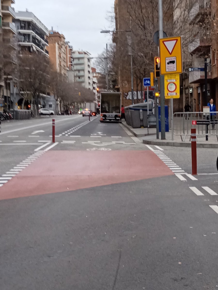 Modificació Carril Bici Passeig de Maragall. 
#EnBici @BiciMaragall

⚠️Canvi d'ubicació dels contenidors al Passeig de Maragall, 4.
@EnbicixBCN #BiciBCN