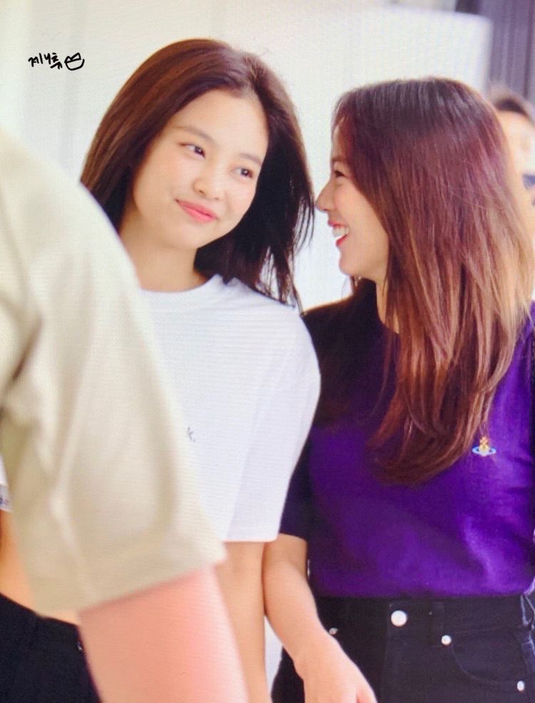 a jensoo few tweets au where jisoo volunteers to fake date jennie in hopes to make the latter’s situationship jealous. what could possibly go wrong aside from the fact that jisoo secretly likes jennie too?

“sure? a fake one”

“totally unreal”