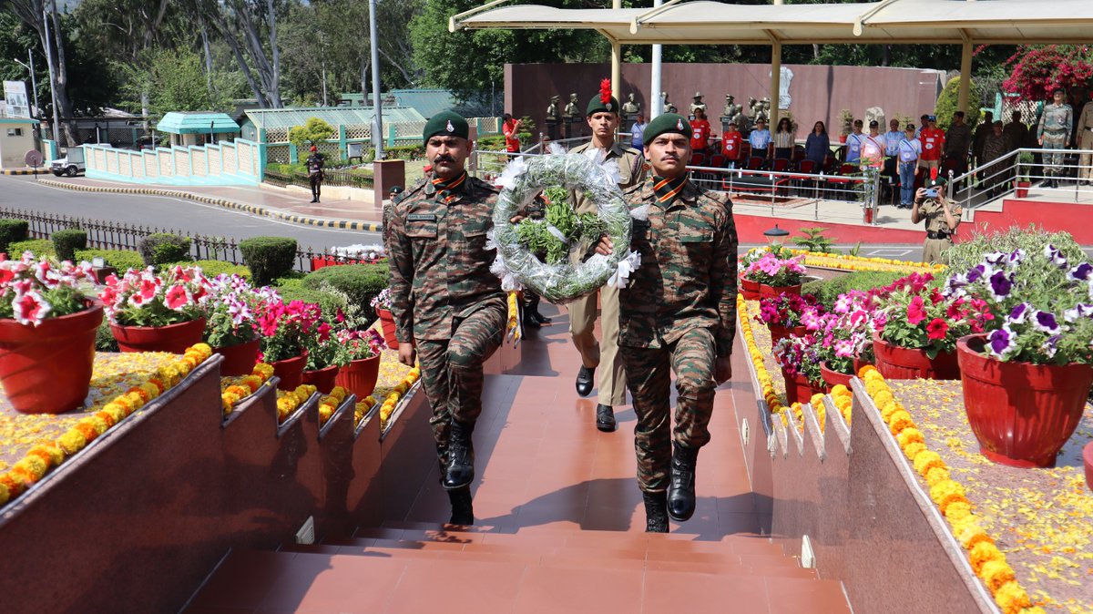 40 NCC cdts took part in IndianArmy #VeteransIntegrationrun for concluding phase.GOC 71SubArea flagged off the run; wreath-laying at Dhruva warmemorial honored our fallen heroes. LtGen MV Suchindra Kumar, PVSM, AVSM, YSM**, VSM, ArmyCdr, @NorthernComd_IA praised NCC cdts' spirit