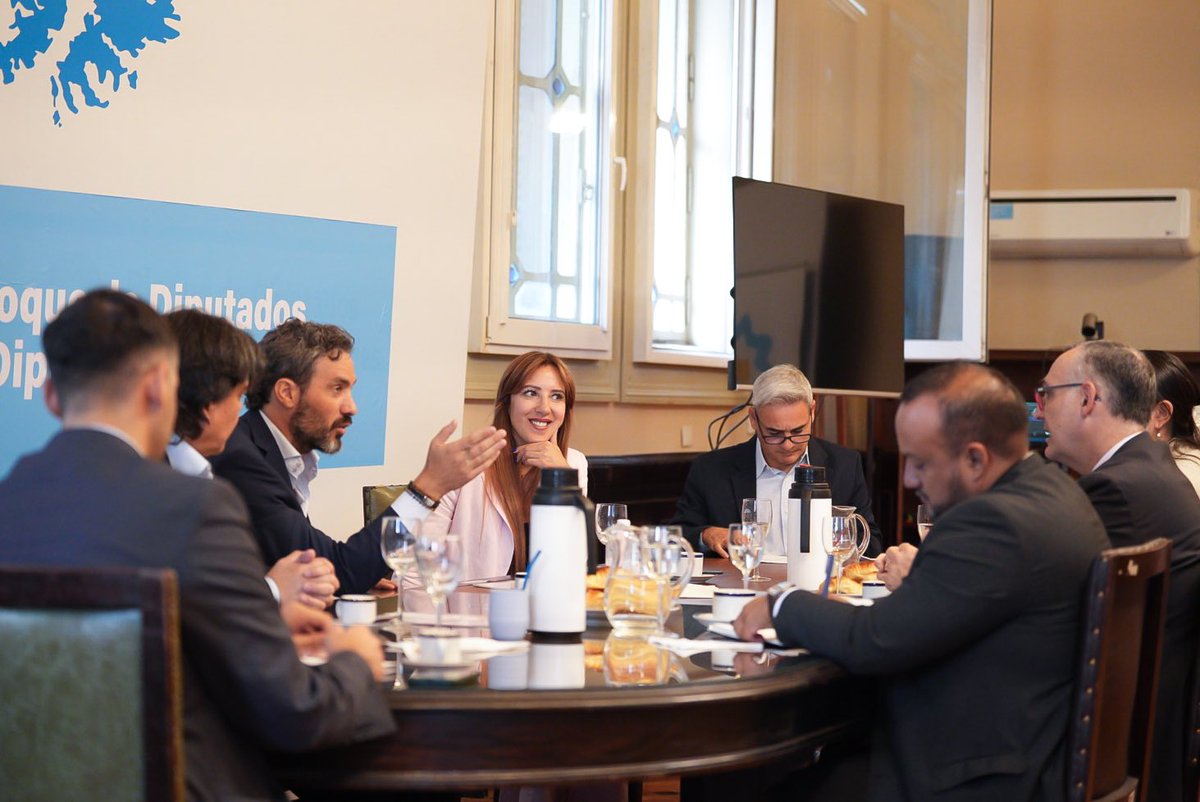 Junto a @gerpmartinez, @SantiagoCafiero, @ramir_gutierrez y Jorge Araujo recibimos en @DiputadosAR al Director para América Latina y el Caribe del @IRI_es, @GarrastazuTony, para definir acciones de cooperación e intercambio de experiencias entre @Diputados_UxP y @IRIglobal