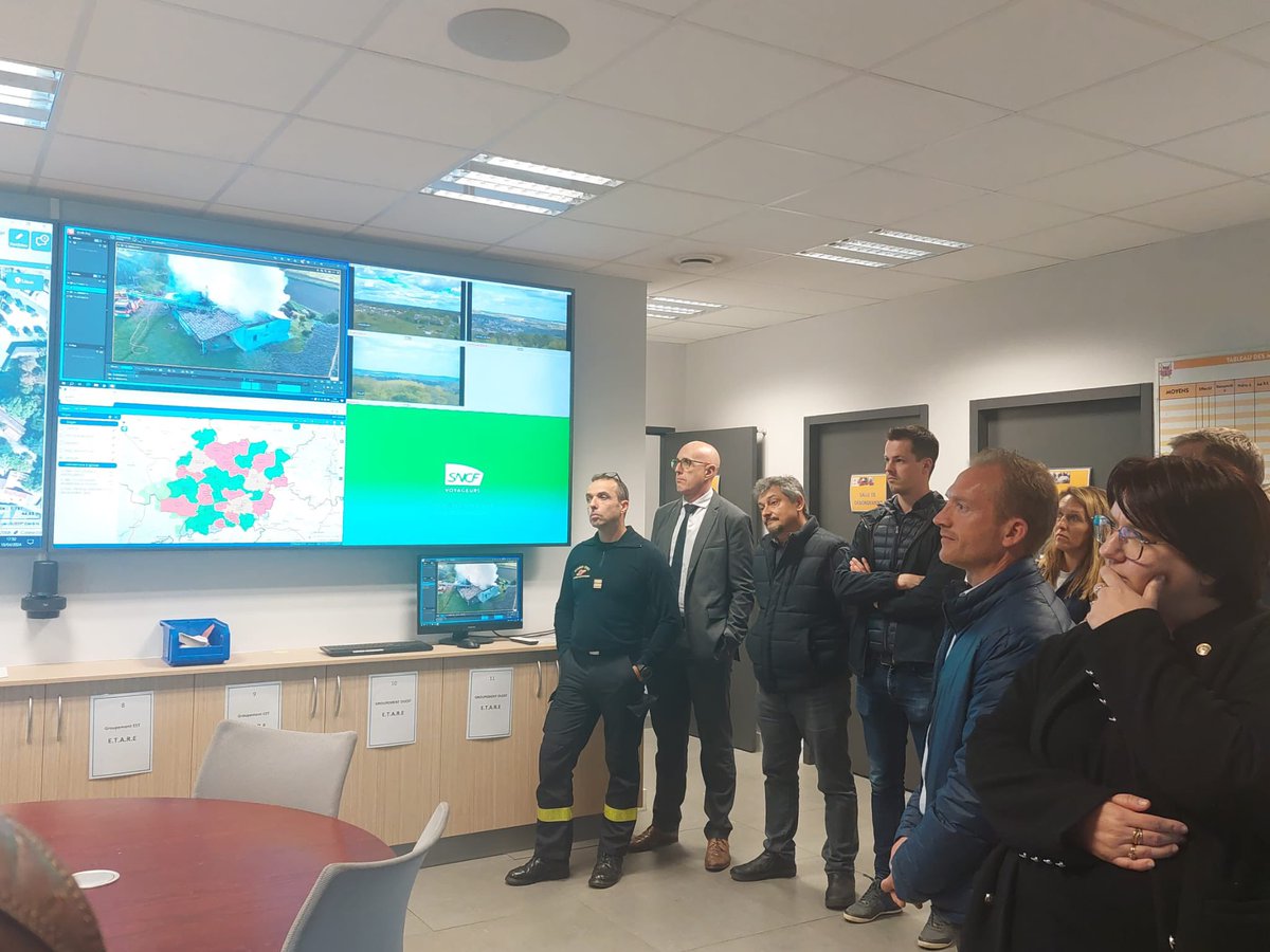 sdis47's tweet photo. 📸 #Visite de la plateforme commune d'appels ☎️ 15-18/112 du @sdis47, le #CTRAU regroupant #samu et #sapeurspompiers, par les chefs des 12 #SIDPC de la zone sud-ouest dans le cadre d'un #séminaire organisé par @Prefet47 https://t.co/kDGLDMVFkc