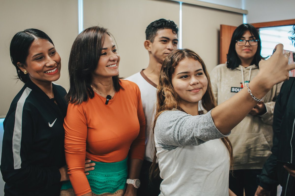 La Prefecta del Guayas intervino en el Vacacional de Liderazgo @ECLideres con la disertación del 5to taller denominado “Liderazgo Personal”. 100 estudiantes de diferentes colegios de la provincia, fueron partícipes de esta charla en la que se enfatizó el liderazgo juvenil como…