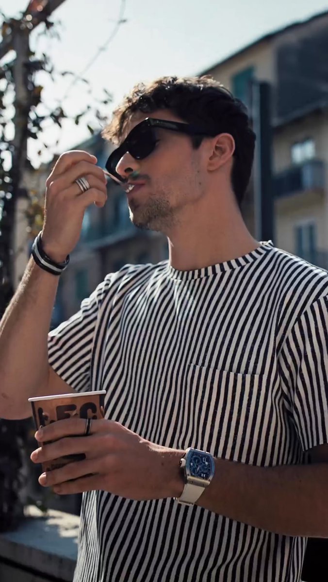 does the ice cream includes the beautiful model from the ad