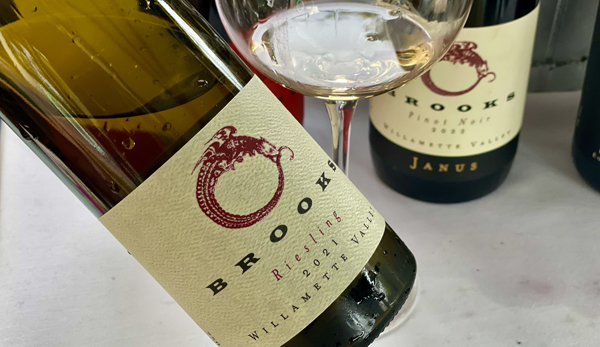 @grapelive Wine of the Day: 2021 Brooks Winery, Riesling, Willamette Valley, Oregon. @brookswinery @drink_riesling 92 Points 'Fresh, steely & taut, this vibrant dry Riesling from Oregon is a perfect Summer wine with classic crisp detail and mineral notes.'
grapelive.com/grapelive-wine…