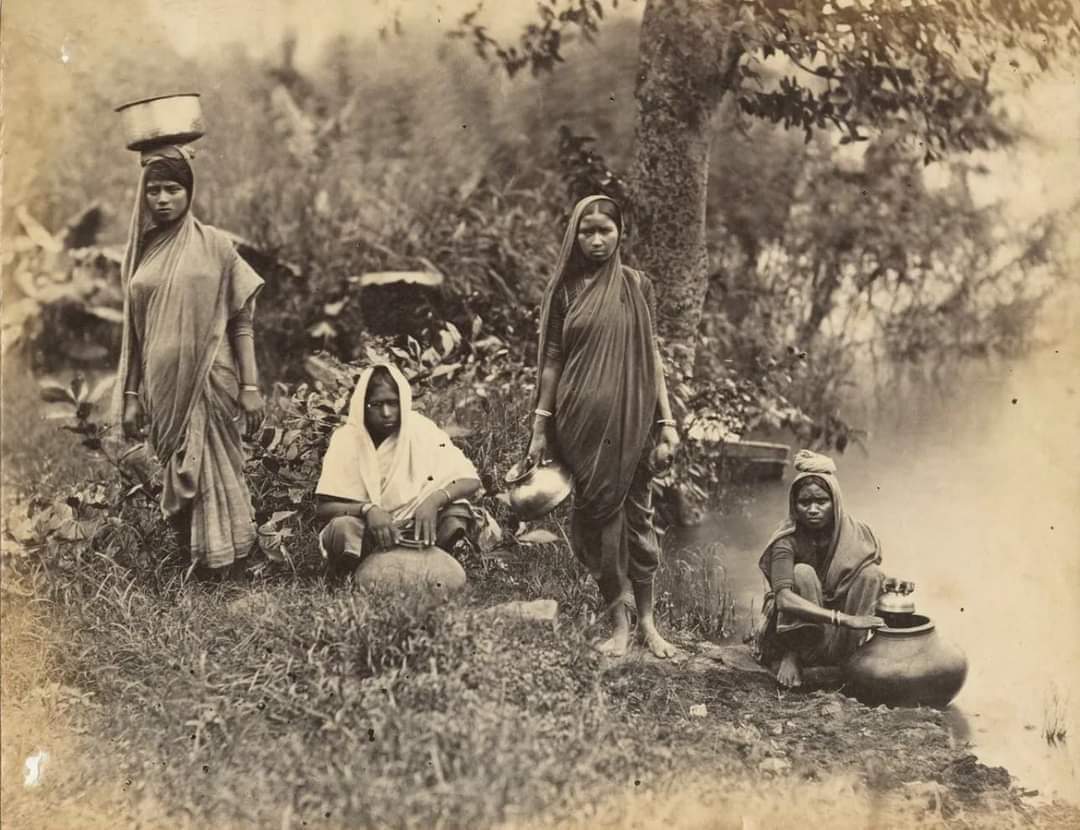 Women collecting water india, c. 1890s.
 #india #PCMMORPG