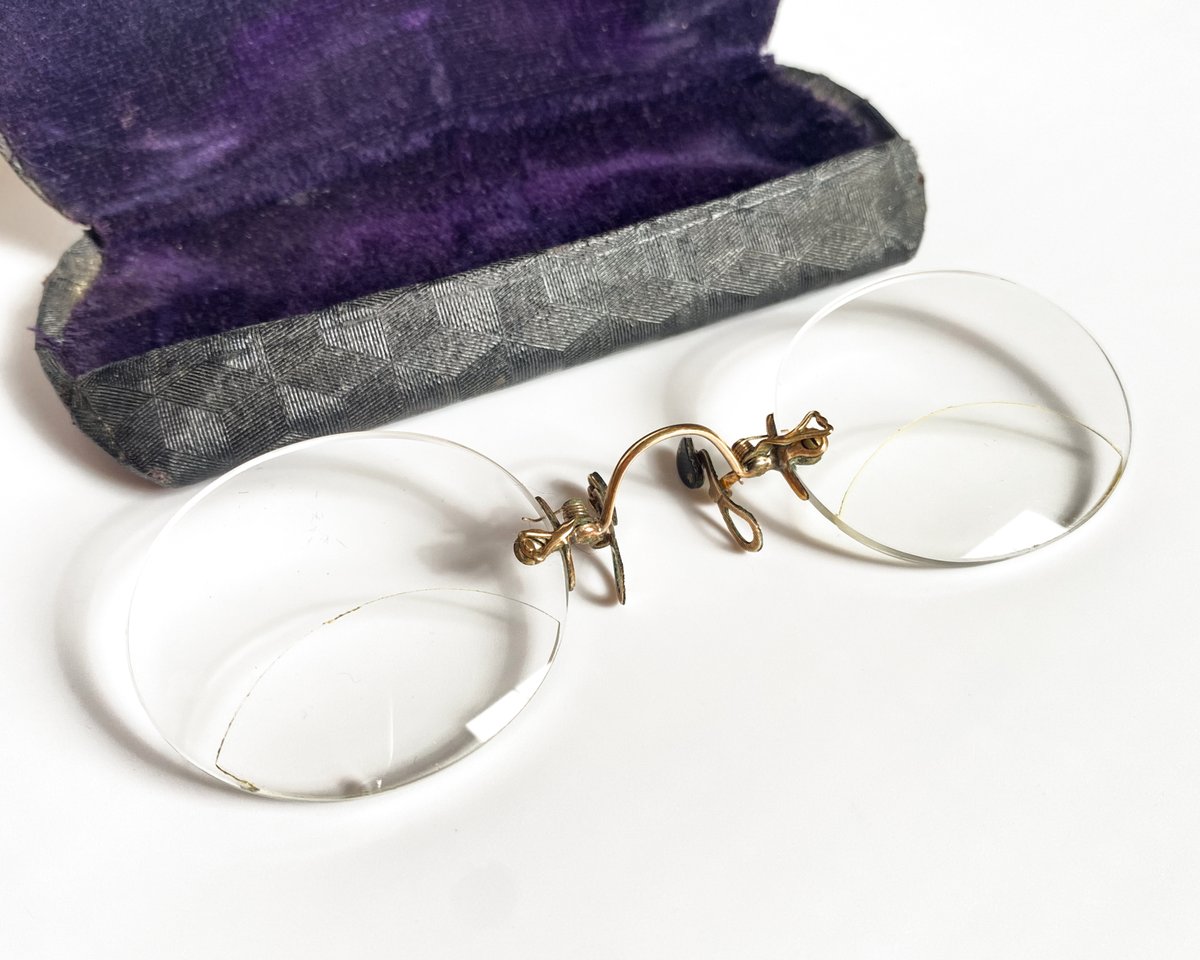 A sweet little Victorian pince nez (my auto-correct is having kittens over that!). Gold-filled nose bridge and rimless bifocal lenses, in the original silk-covered case. 
priddeythings.etsy.com/listing/170930…
#vintageshowandsell #pincenez #vintageglasses #vintage #Victorian