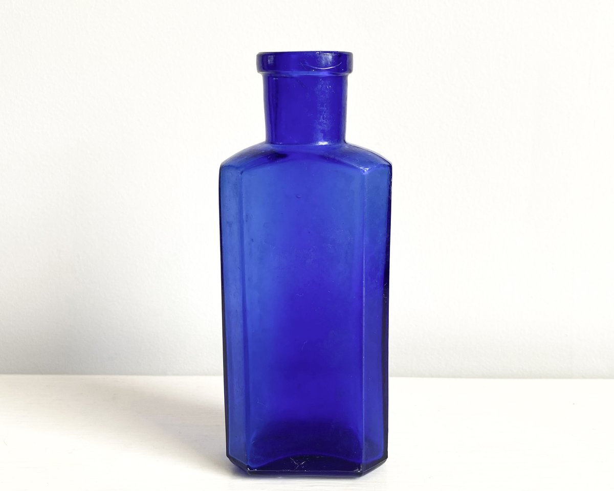 This one's for collectors of antique blue glass or pharmacy bottles: a 6 inch blue glass medicine/poison bottle. It's Victorian & looks like it might have spent a bit of time at sea! Lovely with a couple of flower stems 🥀💙
priddeythings.etsy.com/listing/171173…
#vintageshowandsell #blueglass