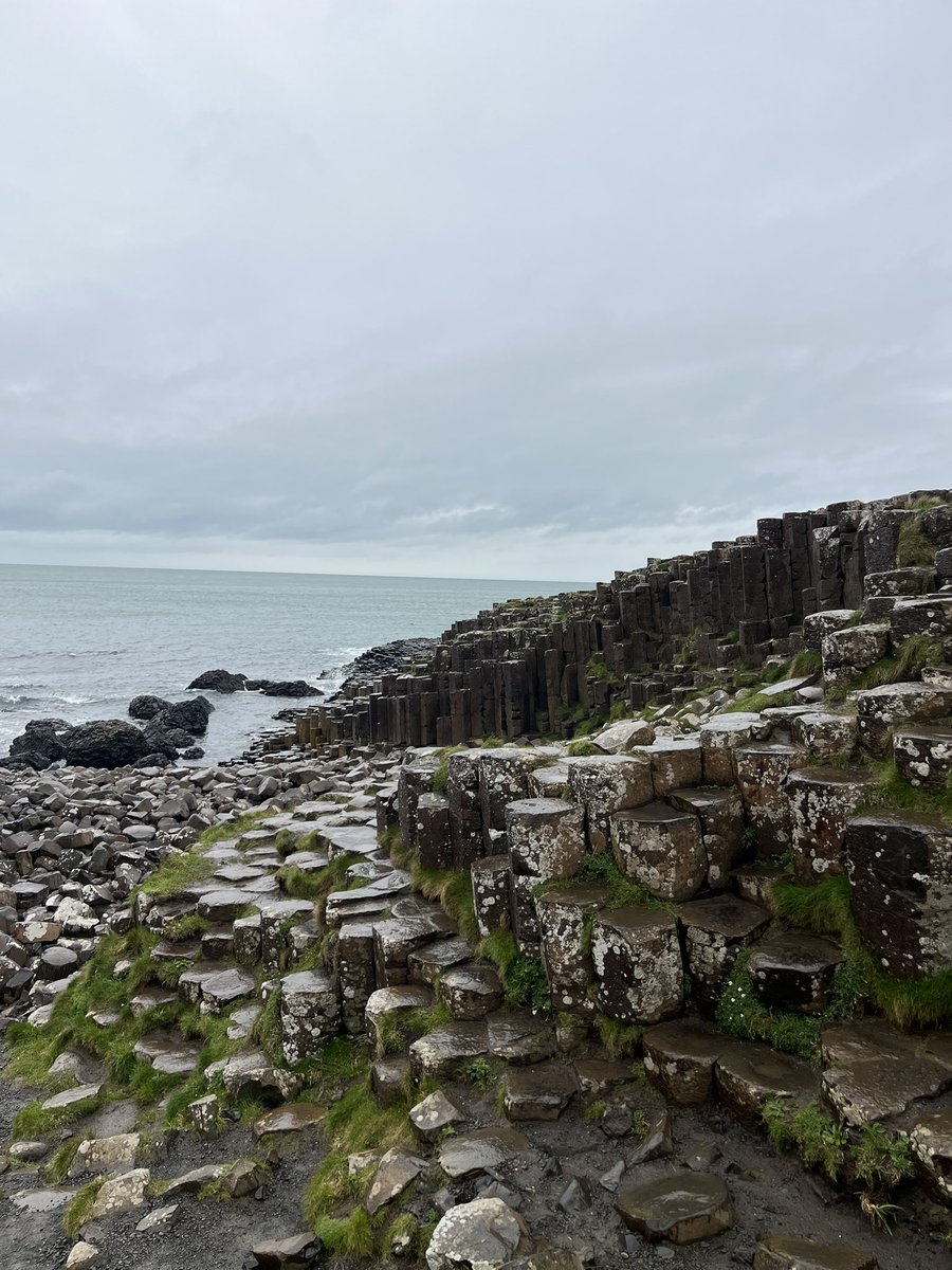 Cant believe I actually felt a wee bit emotional there, visiting this place for the very first time ☺️!! Wowser! Absolutely stunning😍👍💙 #beautifulnorthernireland #giantscauseway