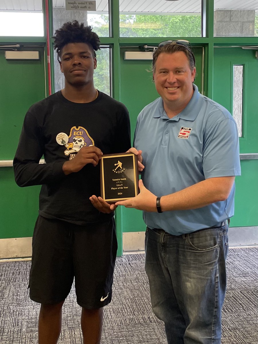 Got the chance to present Summerville’s Yannick Smith with a plaque for winning the first ever All-Friday Night Lights boys basketball Player of the Year Award! Congratulations @YannickSmith11 @GWaveHoops @coachlongshs