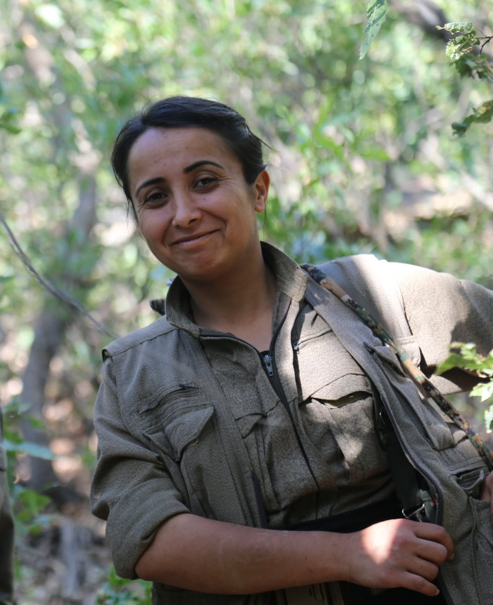 ŞEHİD ASYA KANİREŞ

Kod Ad: Asya Kanireş

Gerçek Ad: Kadriye Tetik

Doğum yeri: Ordu🇹🇷

Şehadet tarihi ve yeri: 15 Haziran 
2023 /xakurke