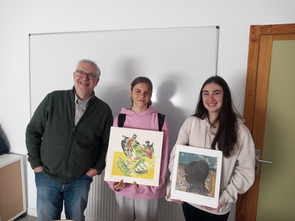 iessapereaude's tweet photo. Las siempre celebradas alumnas, Greta Ortoll y Noa Martín, han recibido hoy en el despacho de Dirección del #IESSapereAude sus grabados de #RufinodeMingo, dado que el día en que tuvo lugar dicha entrega, no pudieron acudir por distintas circunstancias.
#AtrediPress https://t.co/aFWPX2LLZp
