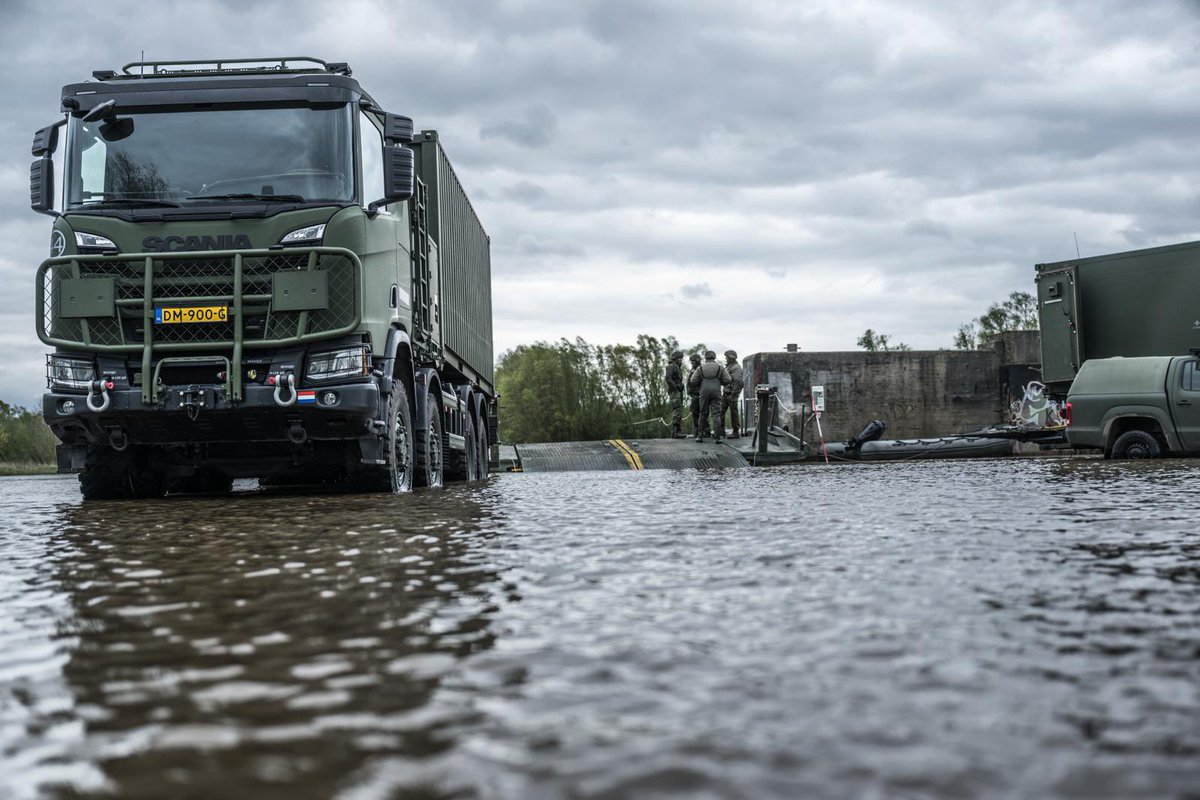 Bravo bikkels van de genie en @13LichteBrigade ! 

Indrukwekkende pontonbrug over de #Ijssel. Op weg naar #Polen en #Litouwen. 

5000 Nederlandse militairen doen mee aan Steadfast Defender. 

#Defensie