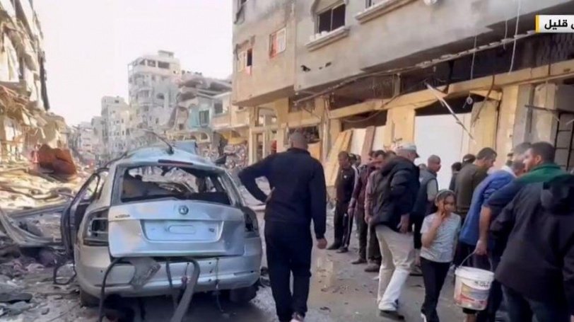 #اسماعيل_هنيه
يصله خبر مصرع أبنائه وأحفاده في يوم العيد وهم في سيارتهم لزيارة أرحامهم
فيفوه بخطبة عصماء تعلم الأمة كيف هي العقيدة الحقة
كلمات عزة وعزاء ومواساة واستبشار

نحتاج من خطباء الجمعة أن يفهمونا من أين لهم كل هذا اليقين
من أين؟