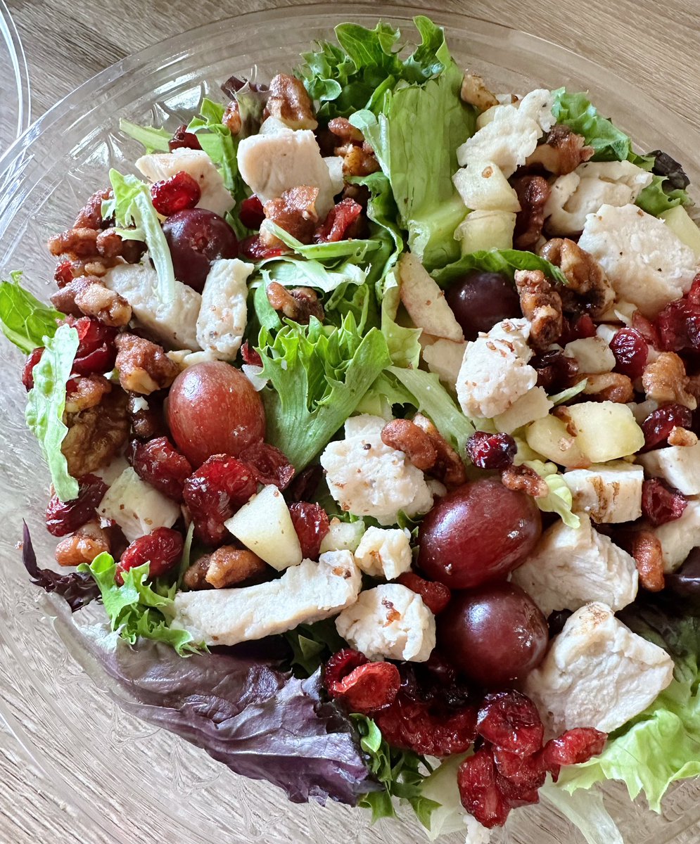 On today’s episode of salads that are actually good and won’t leave you hating your life by lunchtime: @Potbelly’s Apple Walnut Salad! Greens, grilled chicken breast, apples, dried cranberries, walnuts, YUM. I order without blue cheese. Pls recommend me actually yummy salads!!!