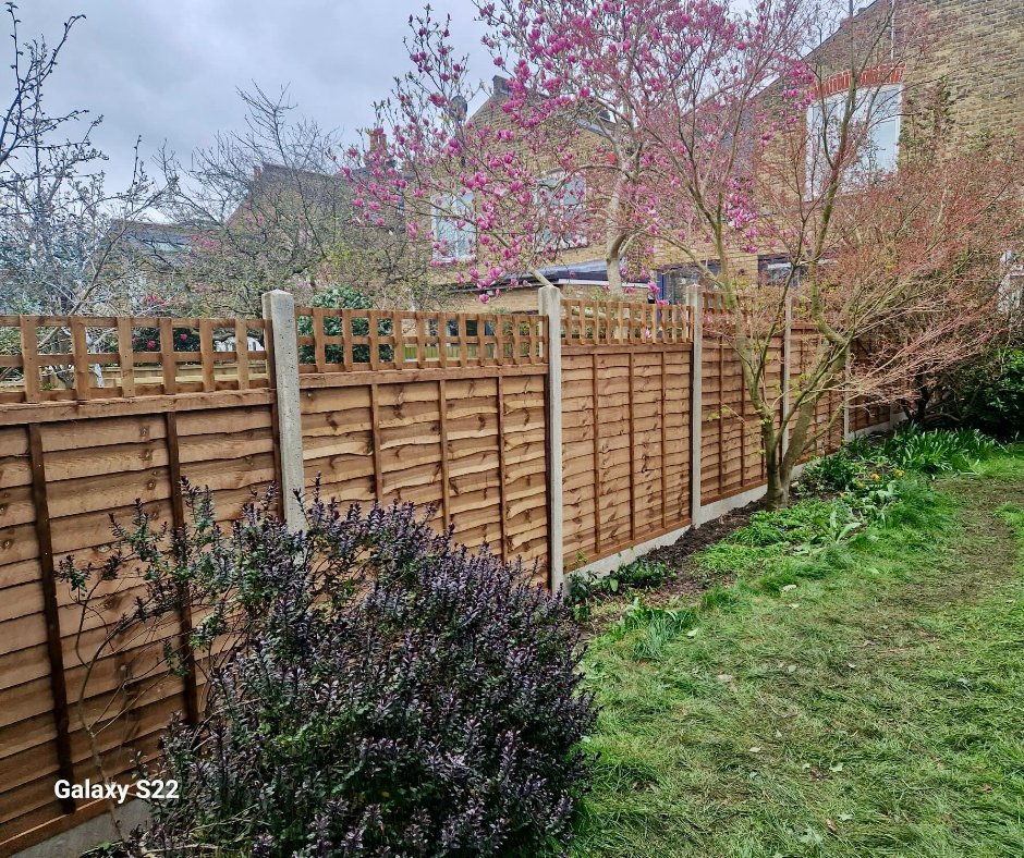 Overlap panels plus trellis with concrete posts and concrete gravel boards. 📍 Brixton

#fencingcontractor #fencingcontractors #domesticfencing #commercialfencing #southlondonfencing #fencinginstallation  #southlondon #caterham  #purley #dulwich #foresthill #tooting #brixton
