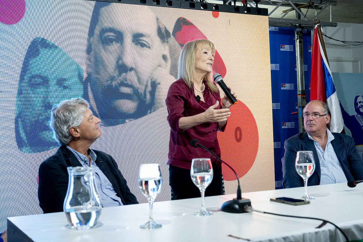 CosseCarolina's tweet photo. Hoy se integró Franzini Batlle, y todo el equipo de República Batllista, a @vamosxesa. Esto enriquece al @Frente_Amplio. Bienvenida esta noticia, trabajaremos en conjunto para poner a #UruguayAlFrente https://t.co/e2beDbppzq