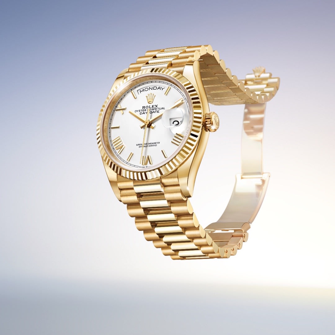 The new Rolex Day-Date 36 in 18 kt yellow gold features a white lacquer dial with faceted, deconstructed Roman numerals and faceted index hour markers, a fluted bezel, and a President bracelet.

#Rolex #DayDate #WatchesandWonders2024 #WatchesAndWonders #BrombergsWatch
